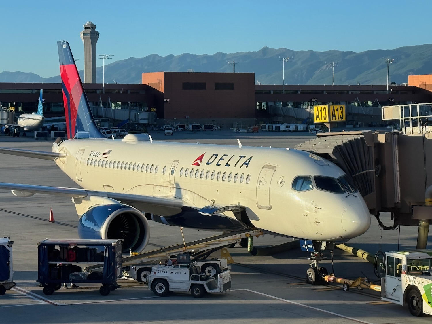 短途航线也能坐上“小宽体”:达美航空A220-100经济舱细致体验,舒适度远超支线客机