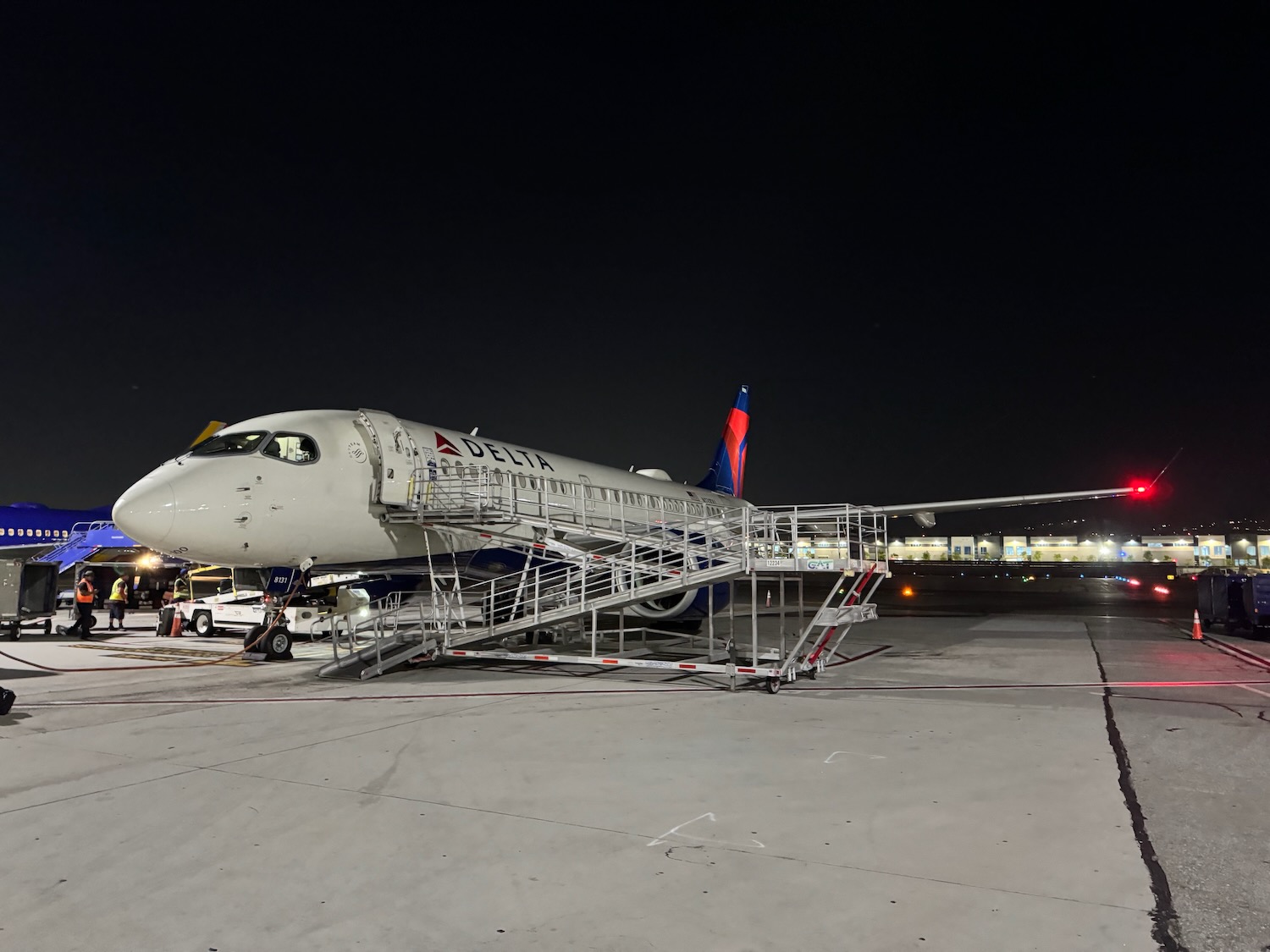 短途航线也能坐上“小宽体”:达美航空A220-100经济舱细致体验,舒适度远超支线客机