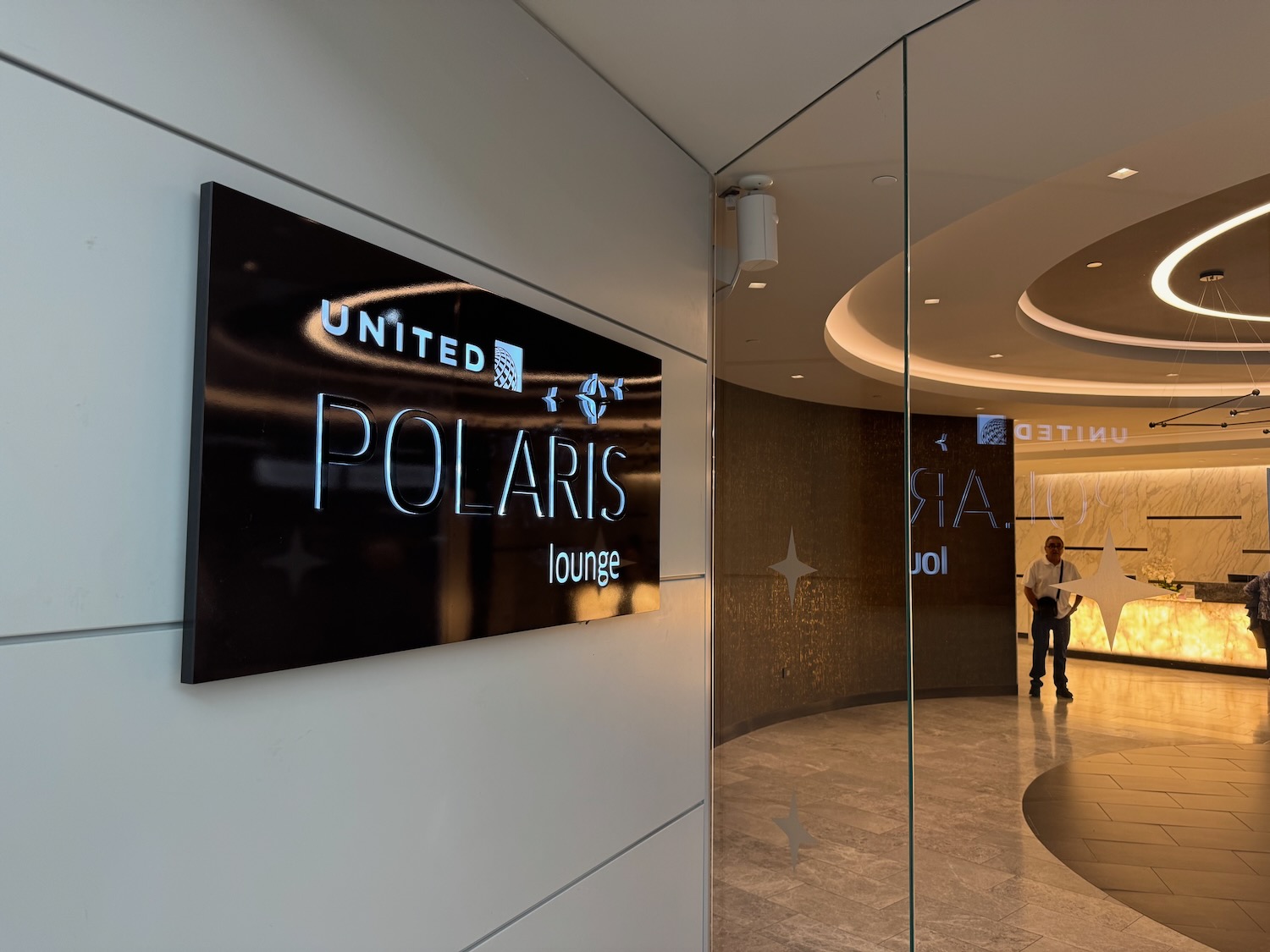 翻新扩建后的纽瓦克美联航Polaris旗舰休息室深测：点餐盛宴、淋浴套房与黄金时段生存指南