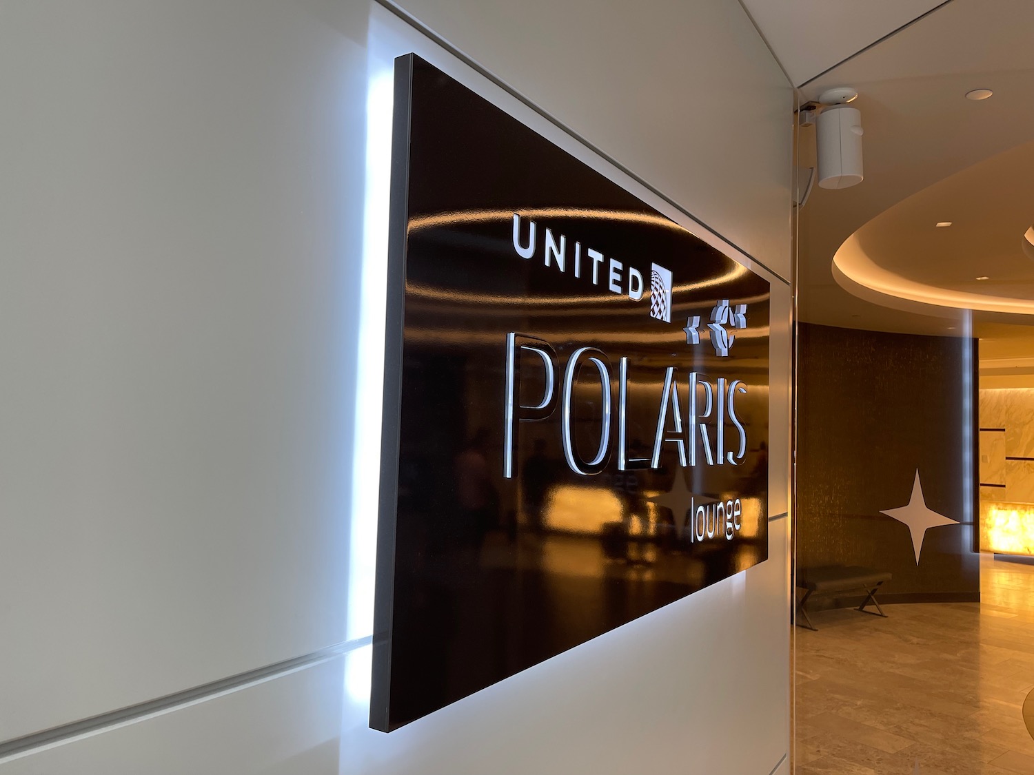 翻新扩建后的纽瓦克美联航Polaris旗舰休息室深测：点餐盛宴、淋浴套房与黄金时段生存指南