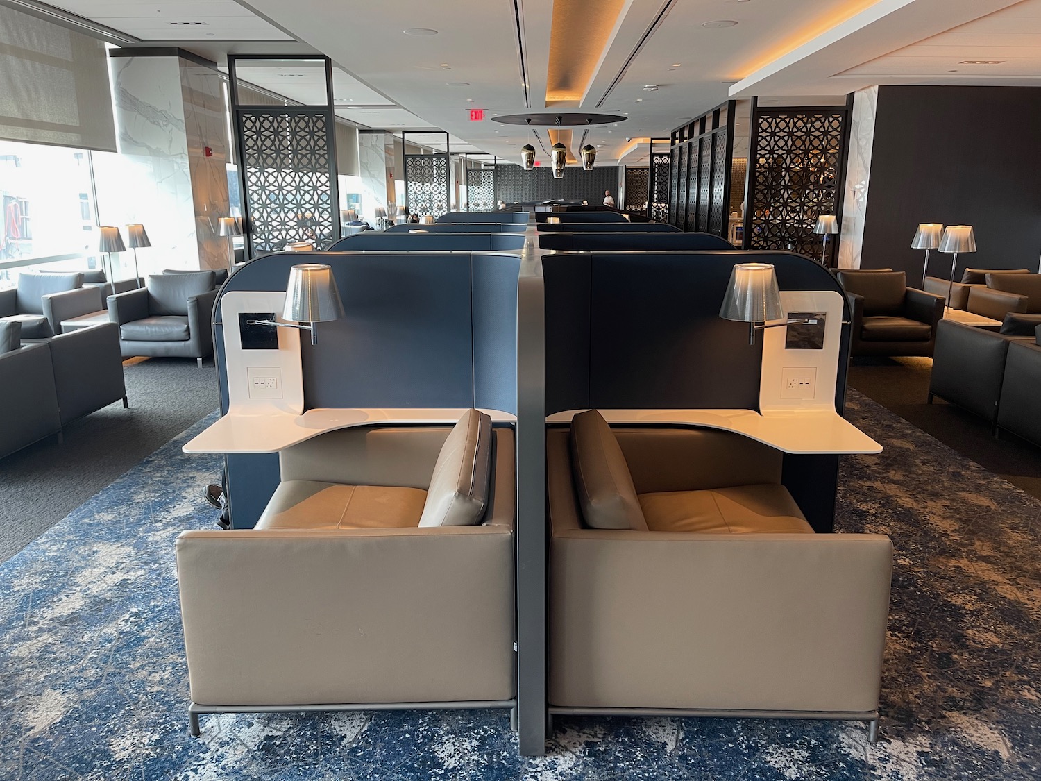 翻新扩建后的纽瓦克美联航Polaris旗舰休息室深测：点餐盛宴、淋浴套房与黄金时段生存指南