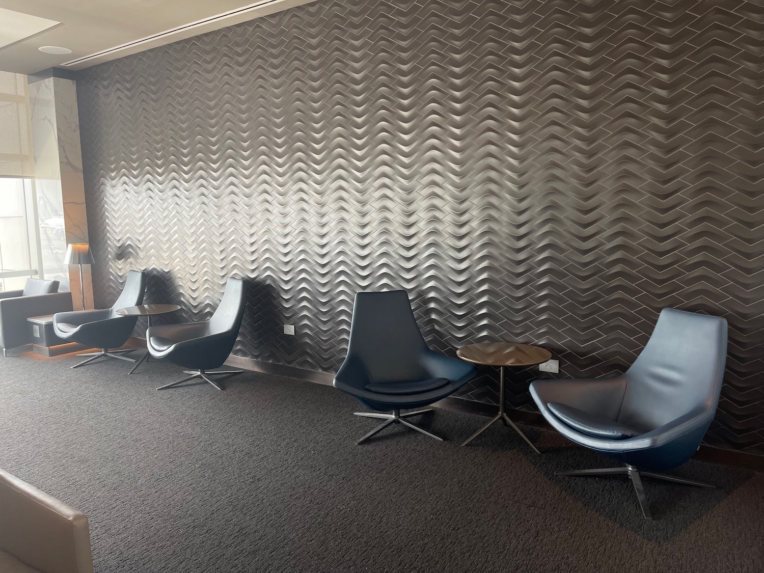 翻新扩建后的纽瓦克美联航Polaris旗舰休息室深测：点餐盛宴、淋浴套房与黄金时段生存指南