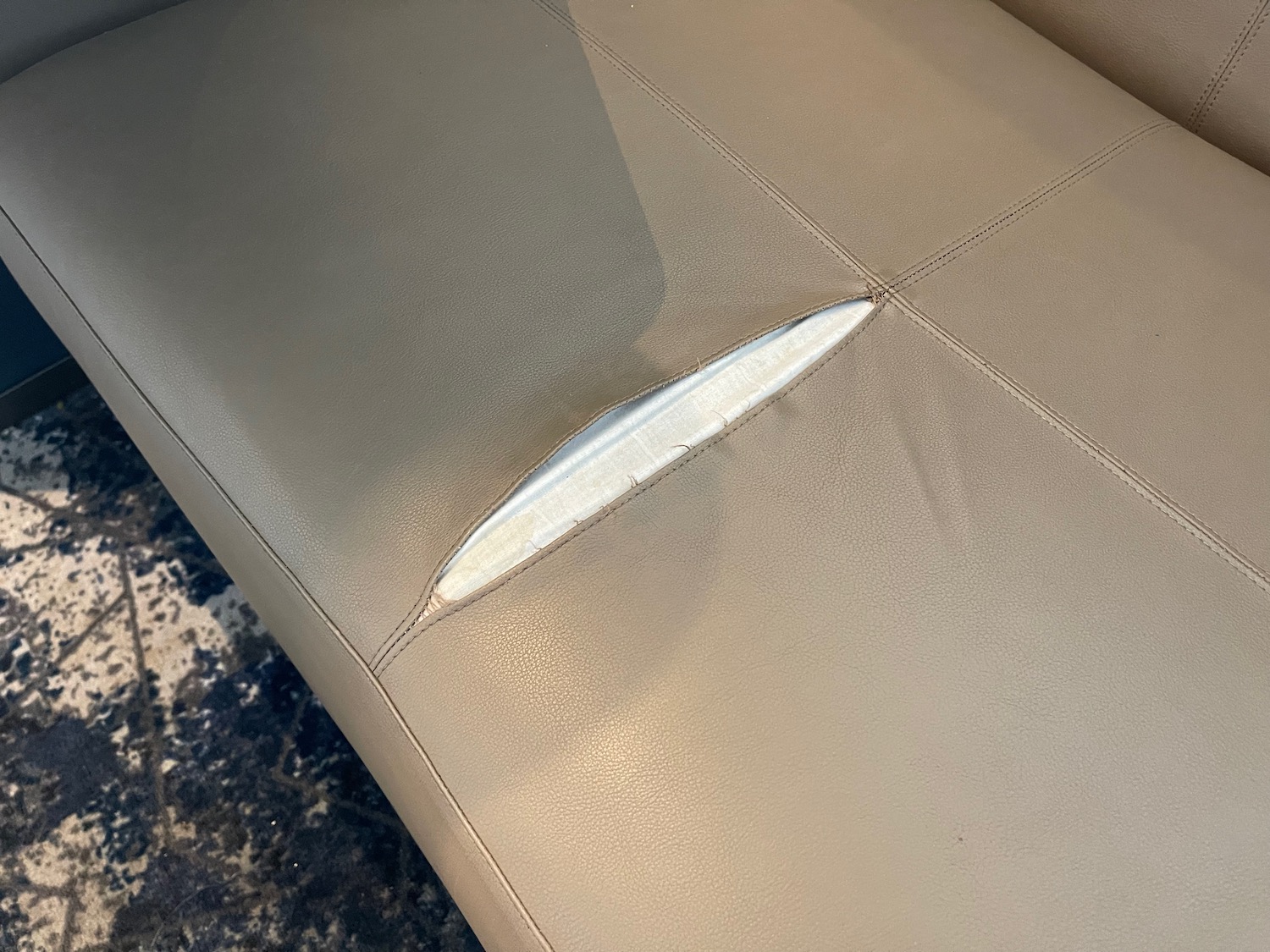 翻新扩建后的纽瓦克美联航Polaris旗舰休息室深测：点餐盛宴、淋浴套房与黄金时段生存指南