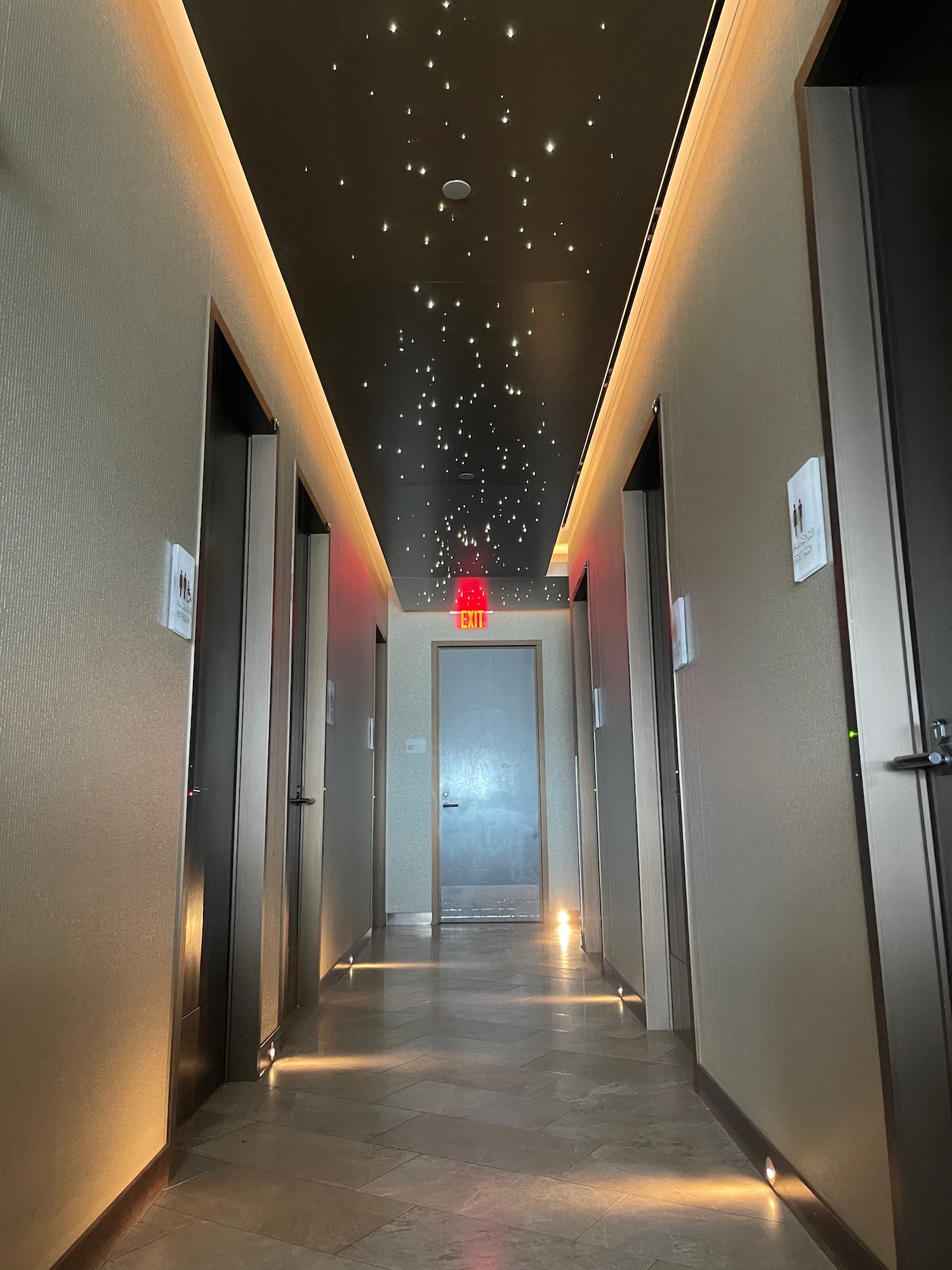 翻新扩建后的纽瓦克美联航Polaris旗舰休息室深测：点餐盛宴、淋浴套房与黄金时段生存指南