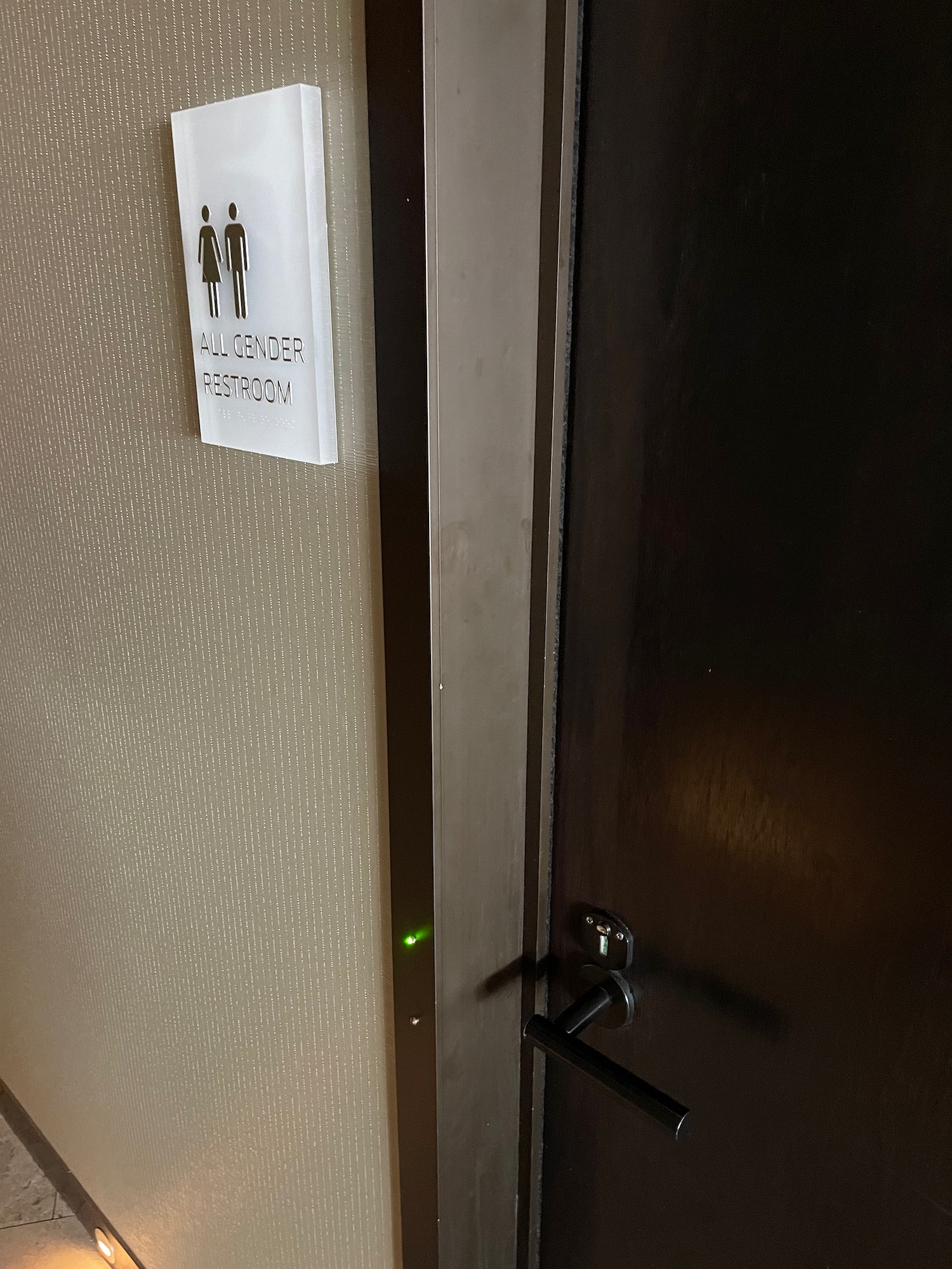 翻新扩建后的纽瓦克美联航Polaris旗舰休息室深测：点餐盛宴、淋浴套房与黄金时段生存指南