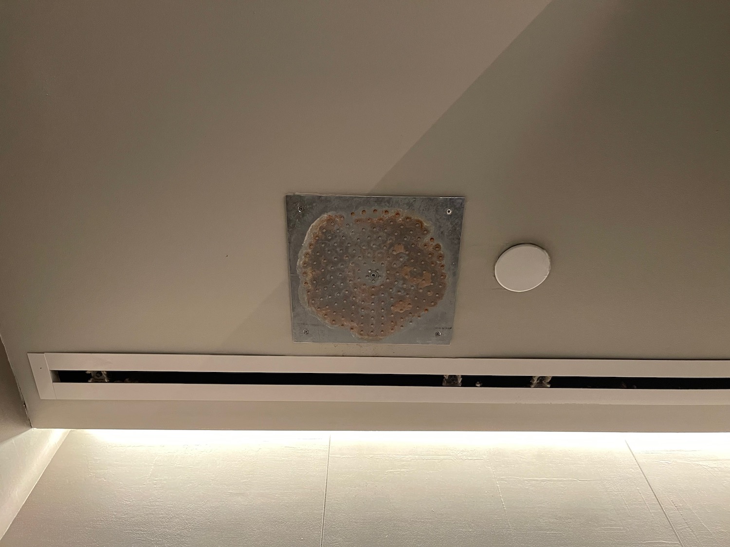 翻新扩建后的纽瓦克美联航Polaris旗舰休息室深测：点餐盛宴、淋浴套房与黄金时段生存指南