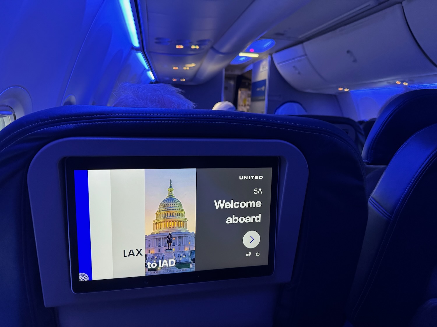 美联航 737-900 头等舱横跨美国体验：登机口“战场升级”成功，餐食服务在线，第5排硬伤别忽视