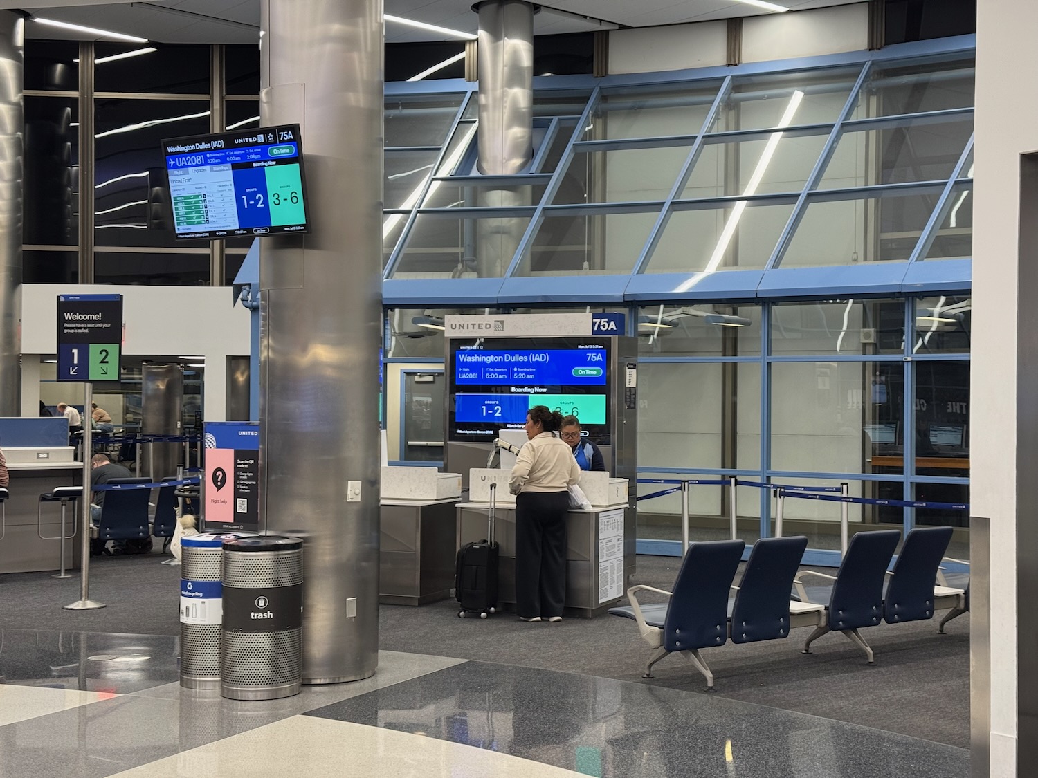 美联航 737-900 头等舱横跨美国体验：登机口“战场升级”成功，餐食服务在线，第5排硬伤别忽视