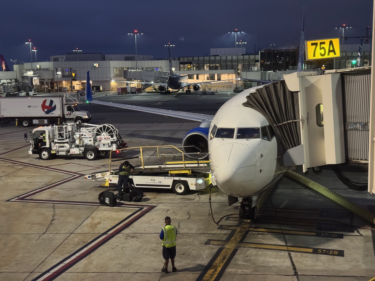 美联航 737-900 头等舱横跨美国体验：登机口“战场升级”成功，餐食服务在线，第5排硬伤别忽视