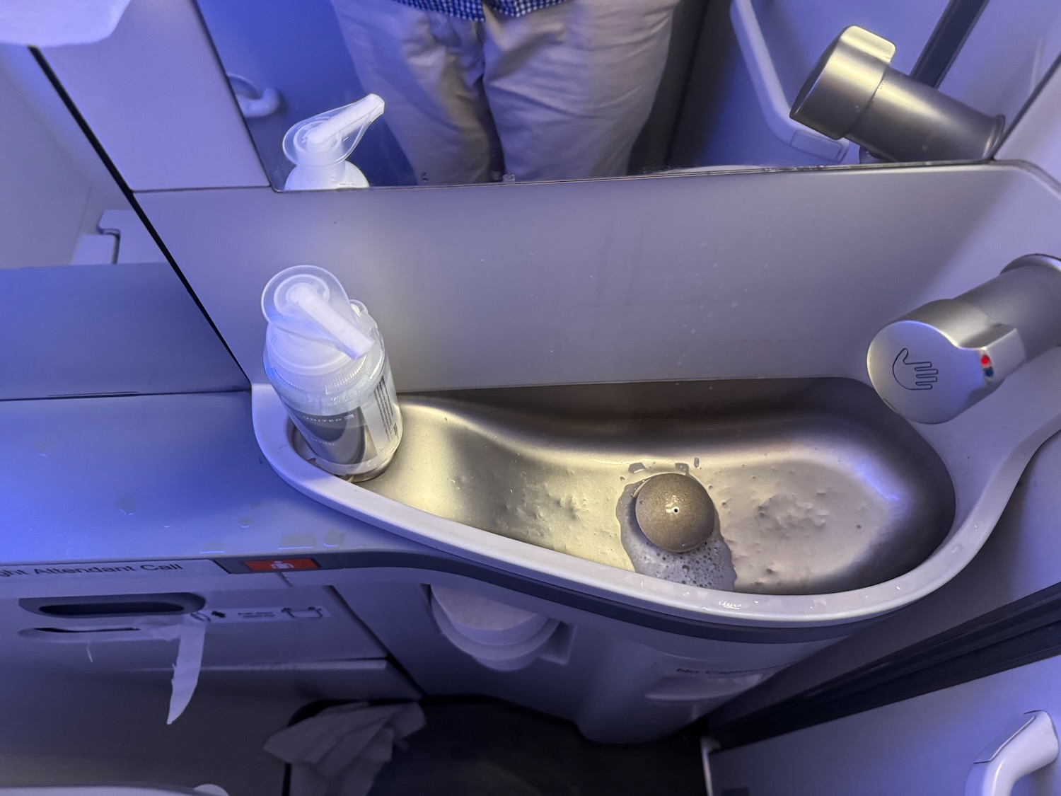 美联航 737-900 头等舱横跨美国体验：登机口“战场升级”成功，餐食服务在线，第5排硬伤别忽视