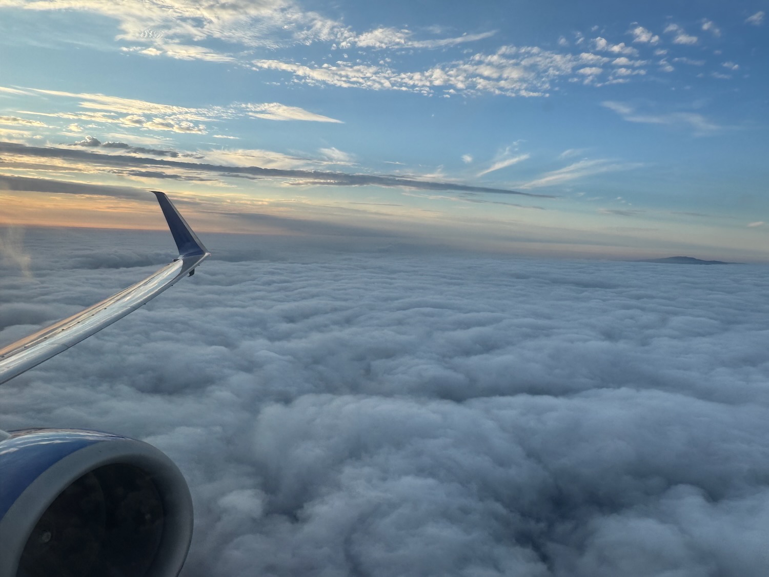 美联航 737-900 头等舱横跨美国体验：登机口“战场升级”成功，餐食服务在线，第5排硬伤别忽视