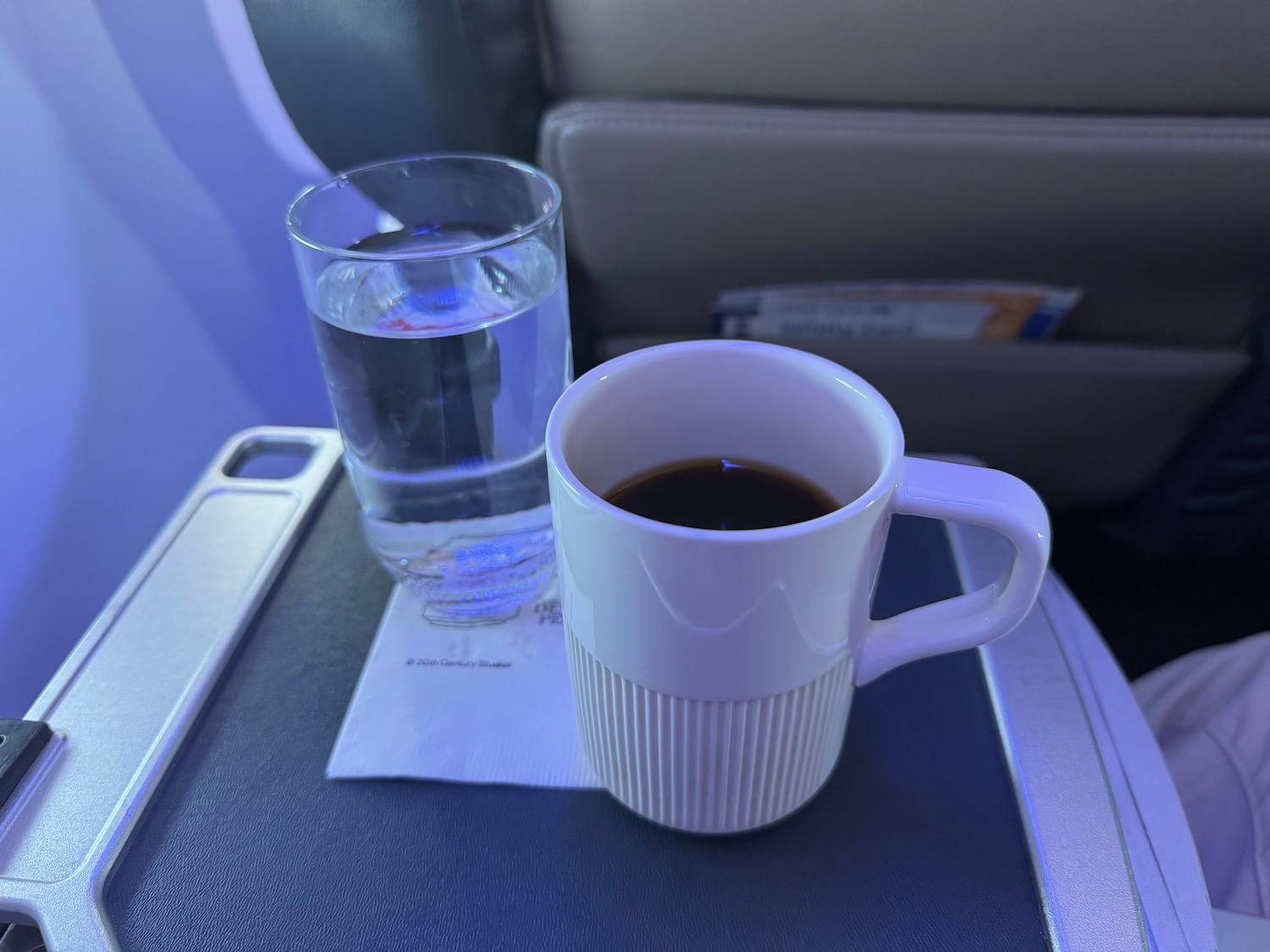 美联航 737-900 头等舱横跨美国体验：登机口“战场升级”成功，餐食服务在线，第5排硬伤别忽视