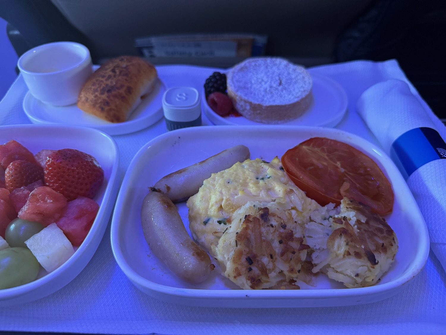 美联航 737-900 头等舱横跨美国体验：登机口“战场升级”成功，餐食服务在线，第5排硬伤别忽视