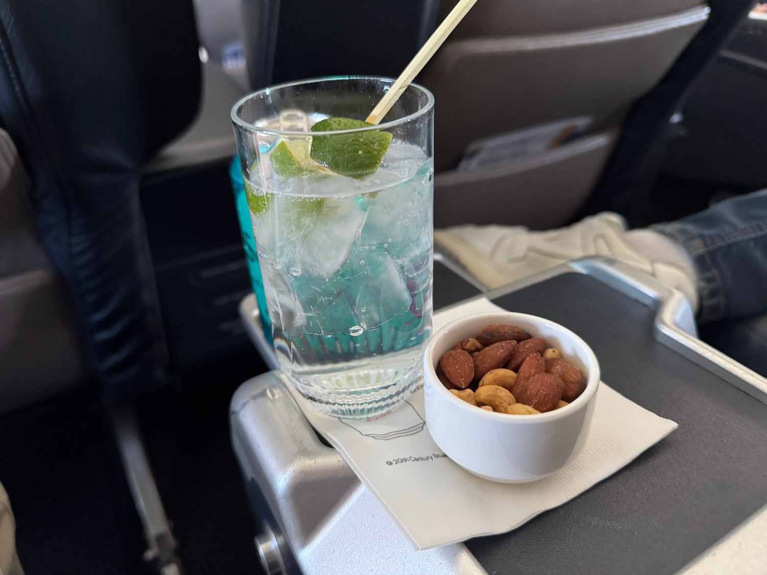 美联航 737-900 头等舱横跨美国体验：登机口“战场升级”成功，餐食服务在线，第5排硬伤别忽视