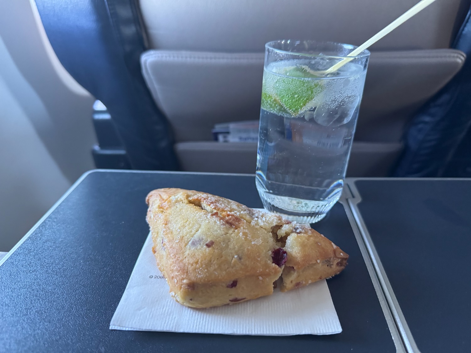 美联航 737-900 头等舱横跨美国体验：登机口“战场升级”成功，餐食服务在线，第5排硬伤别忽视