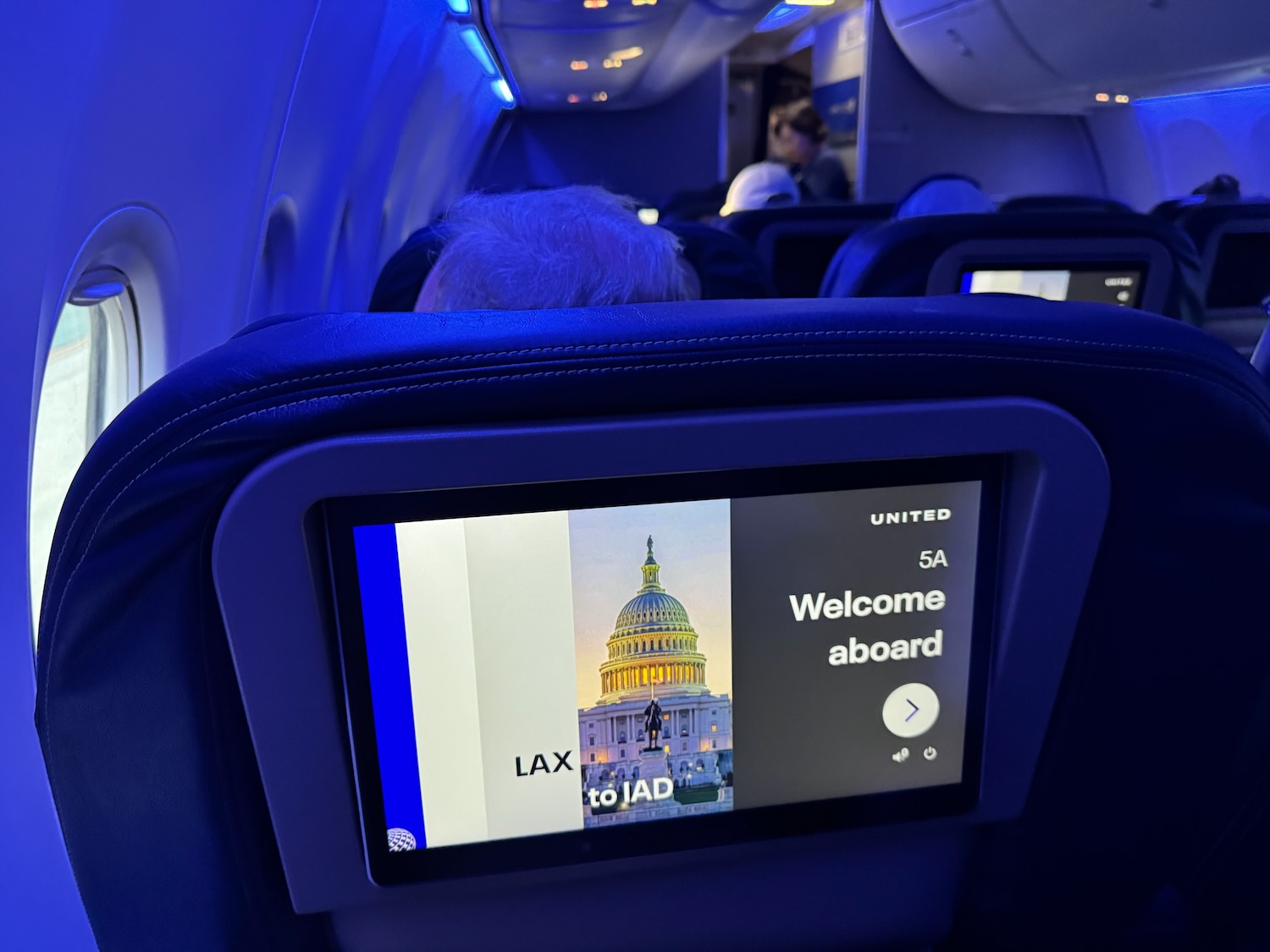 美联航 737-900 头等舱横跨美国体验：登机口“战场升级”成功，餐食服务在线，第5排硬伤别忽视
