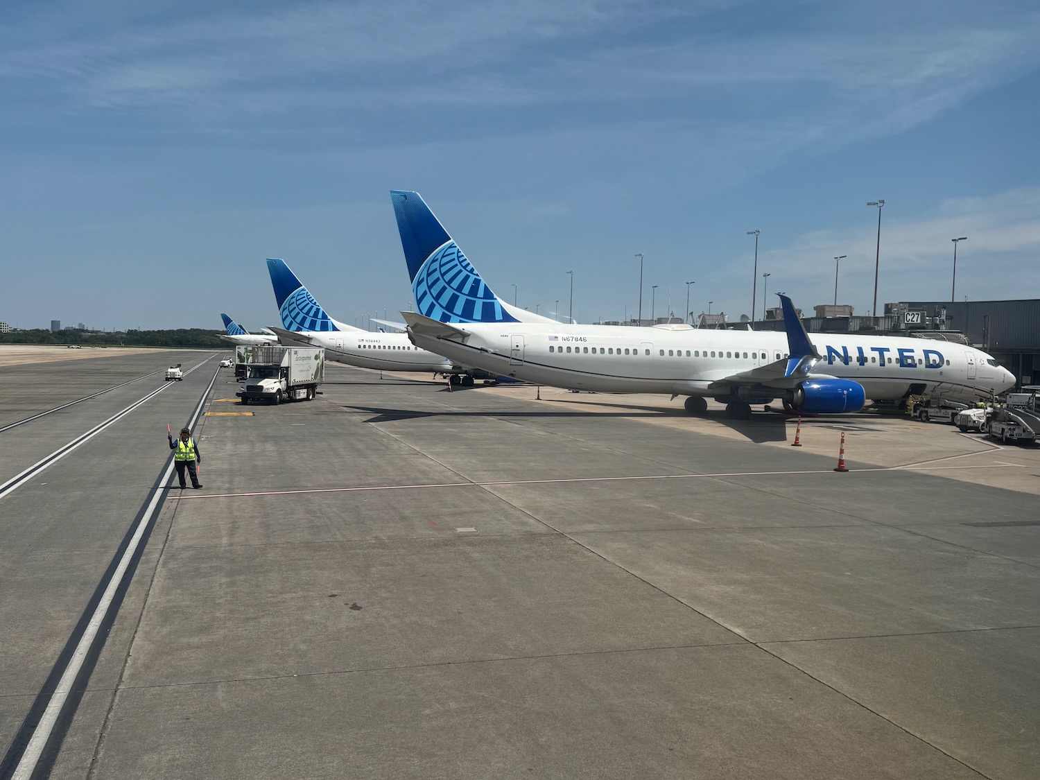 美联航 737-900 头等舱横跨美国体验：登机口“战场升级”成功，餐食服务在线，第5排硬伤别忽视