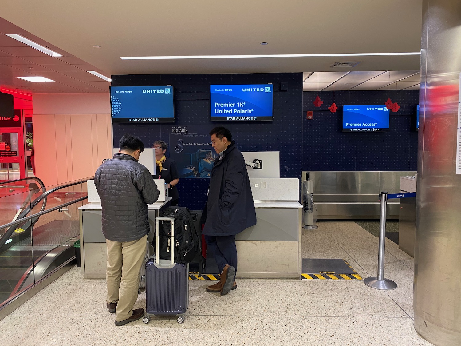 美联航 737-900 头等舱横跨美国体验：登机口“战场升级”成功，餐食服务在线，第5排硬伤别忽视