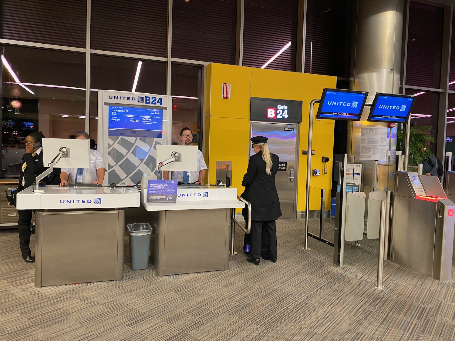 美联航 737-900 头等舱横跨美国体验：登机口“战场升级”成功，餐食服务在线，第5排硬伤别忽视