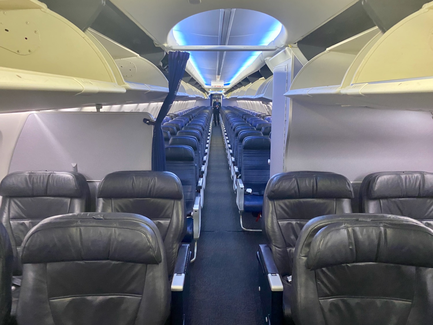 美联航 737-900 头等舱横跨美国体验：登机口“战场升级”成功，餐食服务在线，第5排硬伤别忽视