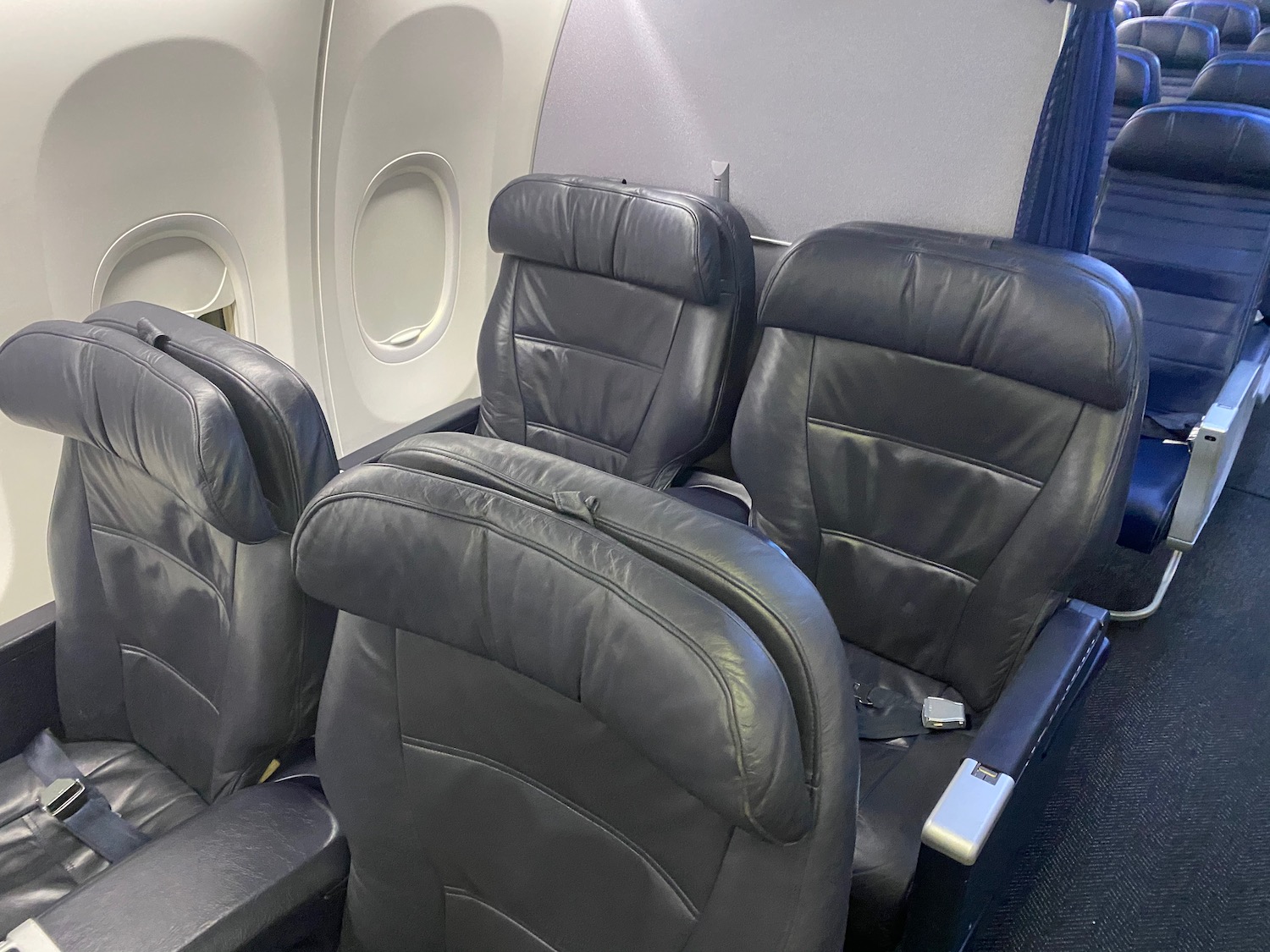 美联航 737-900 头等舱横跨美国体验：登机口“战场升级”成功，餐食服务在线，第5排硬伤别忽视