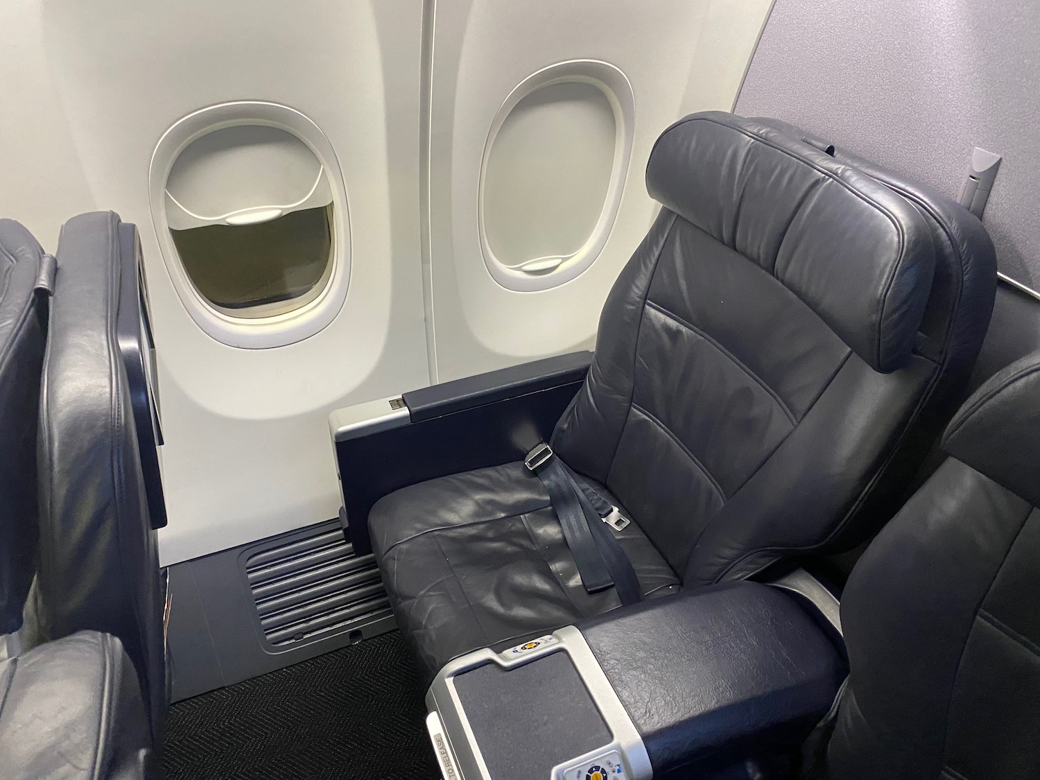 美联航 737-900 头等舱横跨美国体验：登机口“战场升级”成功，餐食服务在线，第5排硬伤别忽视