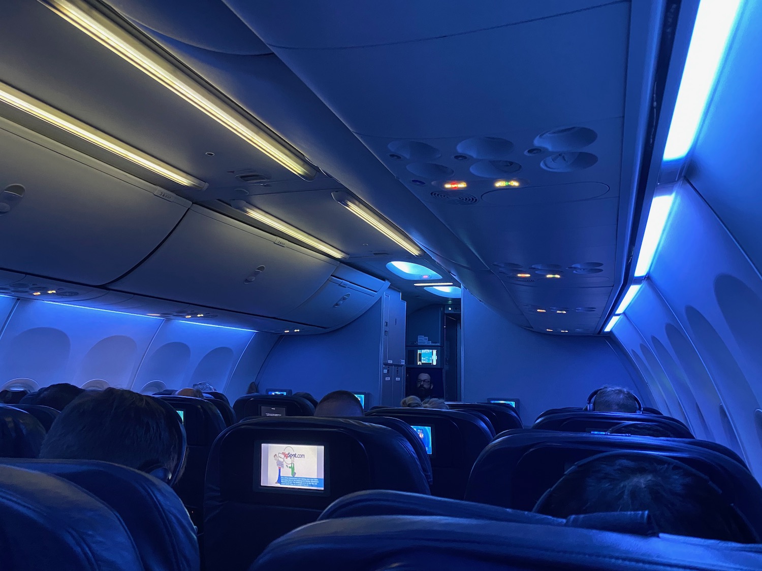美联航 737-900 头等舱横跨美国体验：登机口“战场升级”成功，餐食服务在线，第5排硬伤别忽视