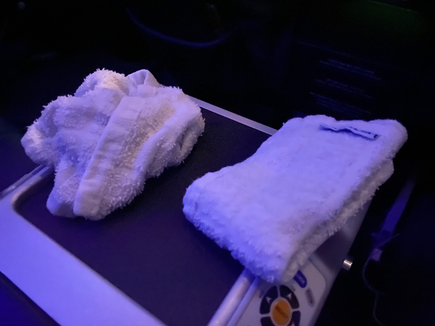 美联航 737-900 头等舱横跨美国体验：登机口“战场升级”成功，餐食服务在线，第5排硬伤别忽视