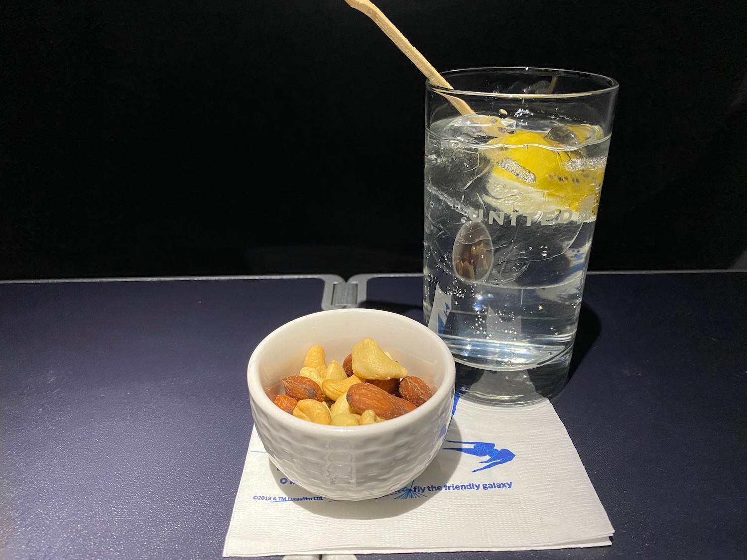美联航 737-900 头等舱横跨美国体验：登机口“战场升级”成功，餐食服务在线，第5排硬伤别忽视