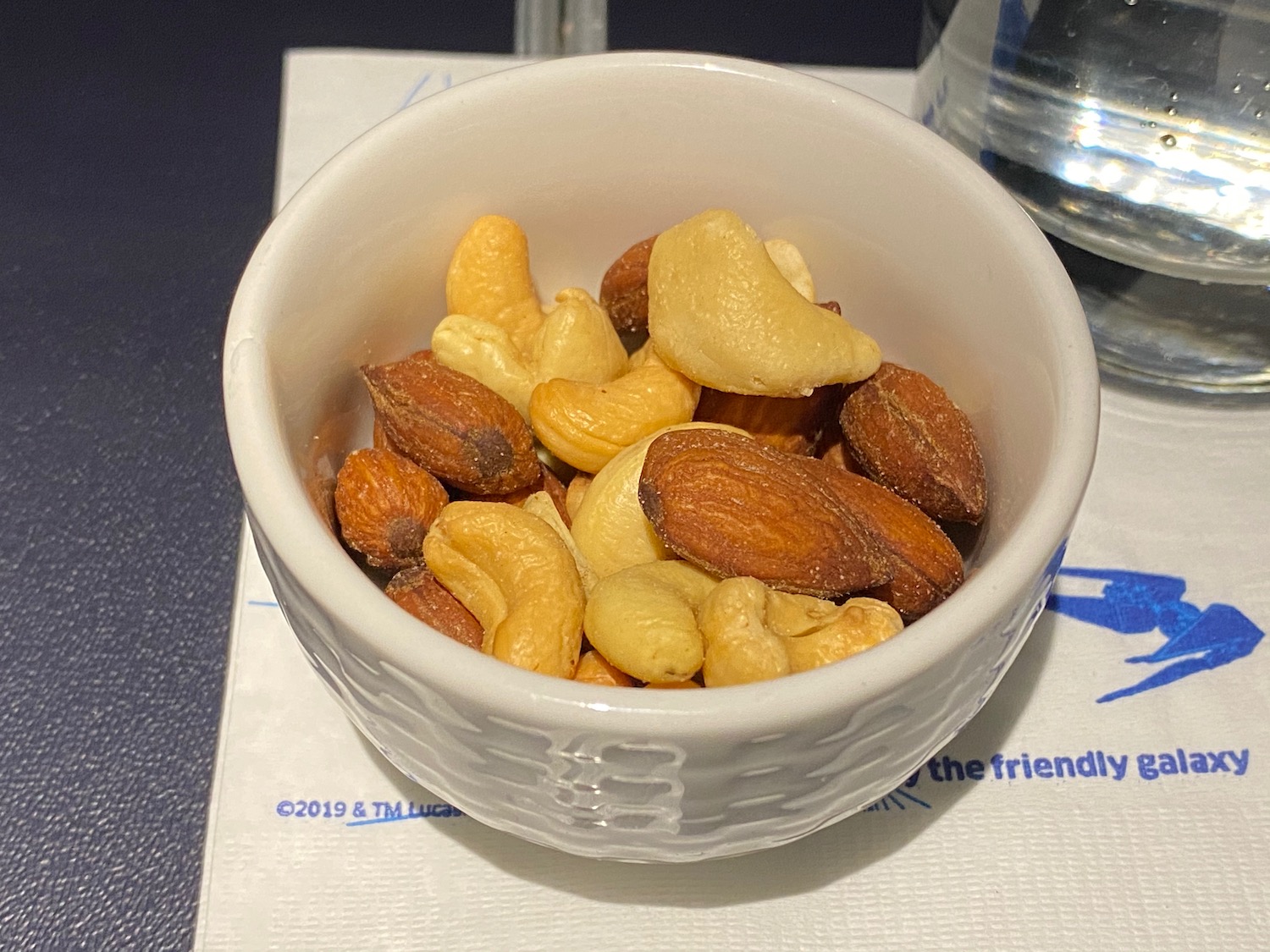 美联航 737-900 头等舱横跨美国体验：登机口“战场升级”成功，餐食服务在线，第5排硬伤别忽视