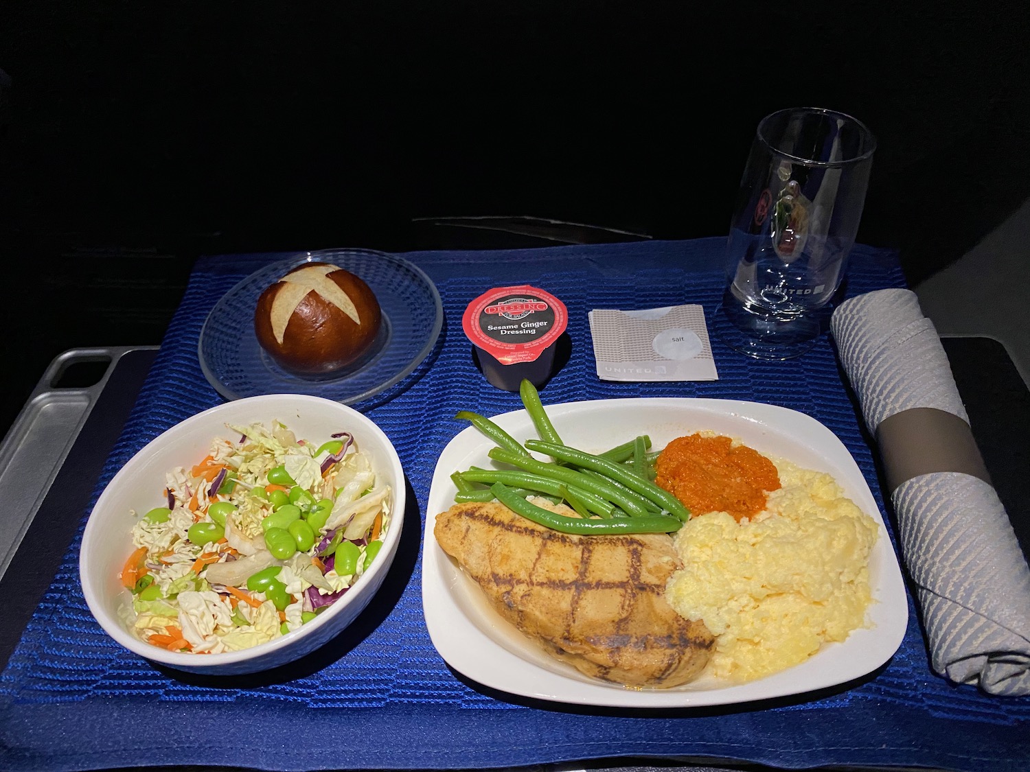 美联航 737-900 头等舱横跨美国体验：登机口“战场升级”成功，餐食服务在线，第5排硬伤别忽视