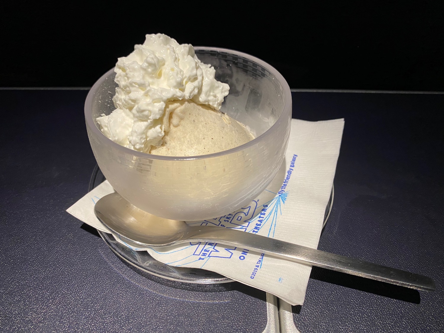 美联航 737-900 头等舱横跨美国体验：登机口“战场升级”成功，餐食服务在线，第5排硬伤别忽视