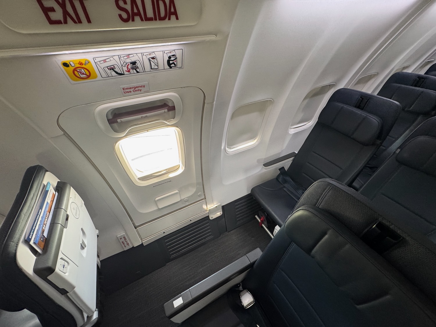 阿拉斯加航空 737-800 Premium Class 实测:为了一杯免费玛格丽塔,我放弃了全机最爽的伸腿座