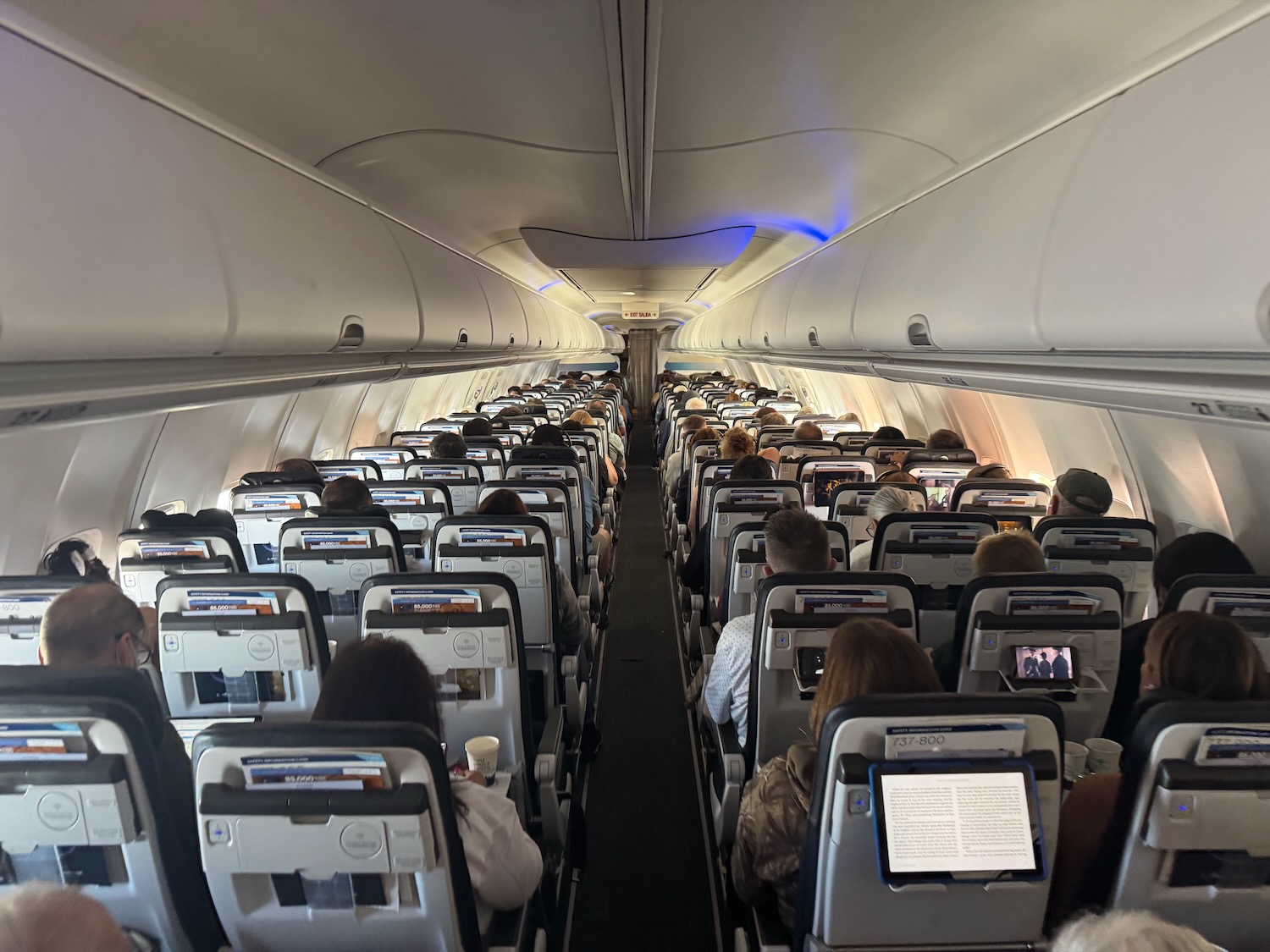 阿拉斯加航空 737-800 Premium Class 实测:为了一杯免费玛格丽塔,我放弃了全机最爽的伸腿座
