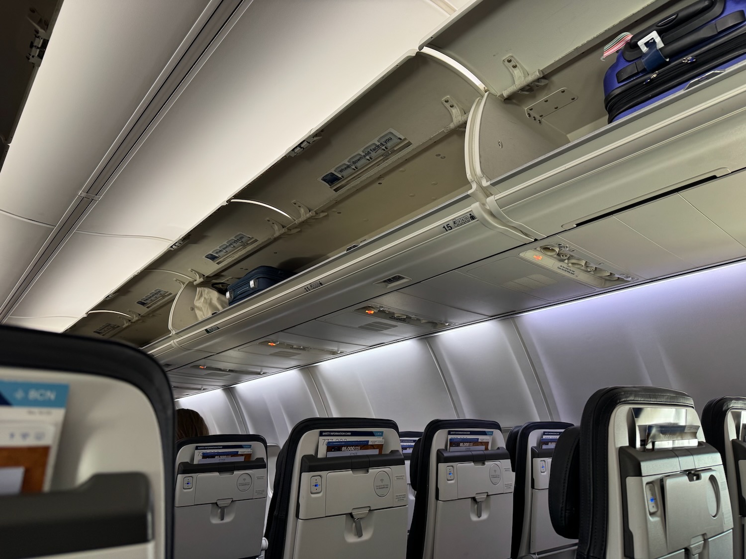 阿拉斯加航空 737-800 Premium Class 实测:为了一杯免费玛格丽塔,我放弃了全机最爽的伸腿座