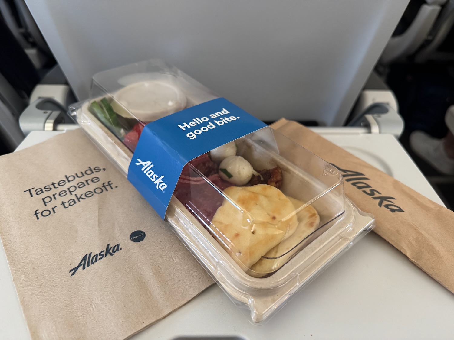 阿拉斯加航空 737-800 Premium Class 实测:为了一杯免费玛格丽塔,我放弃了全机最爽的伸腿座
