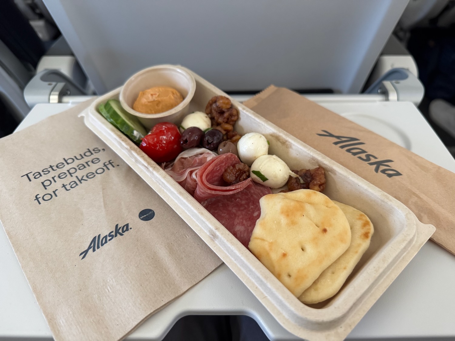 阿拉斯加航空 737-800 Premium Class 实测:为了一杯免费玛格丽塔,我放弃了全机最爽的伸腿座