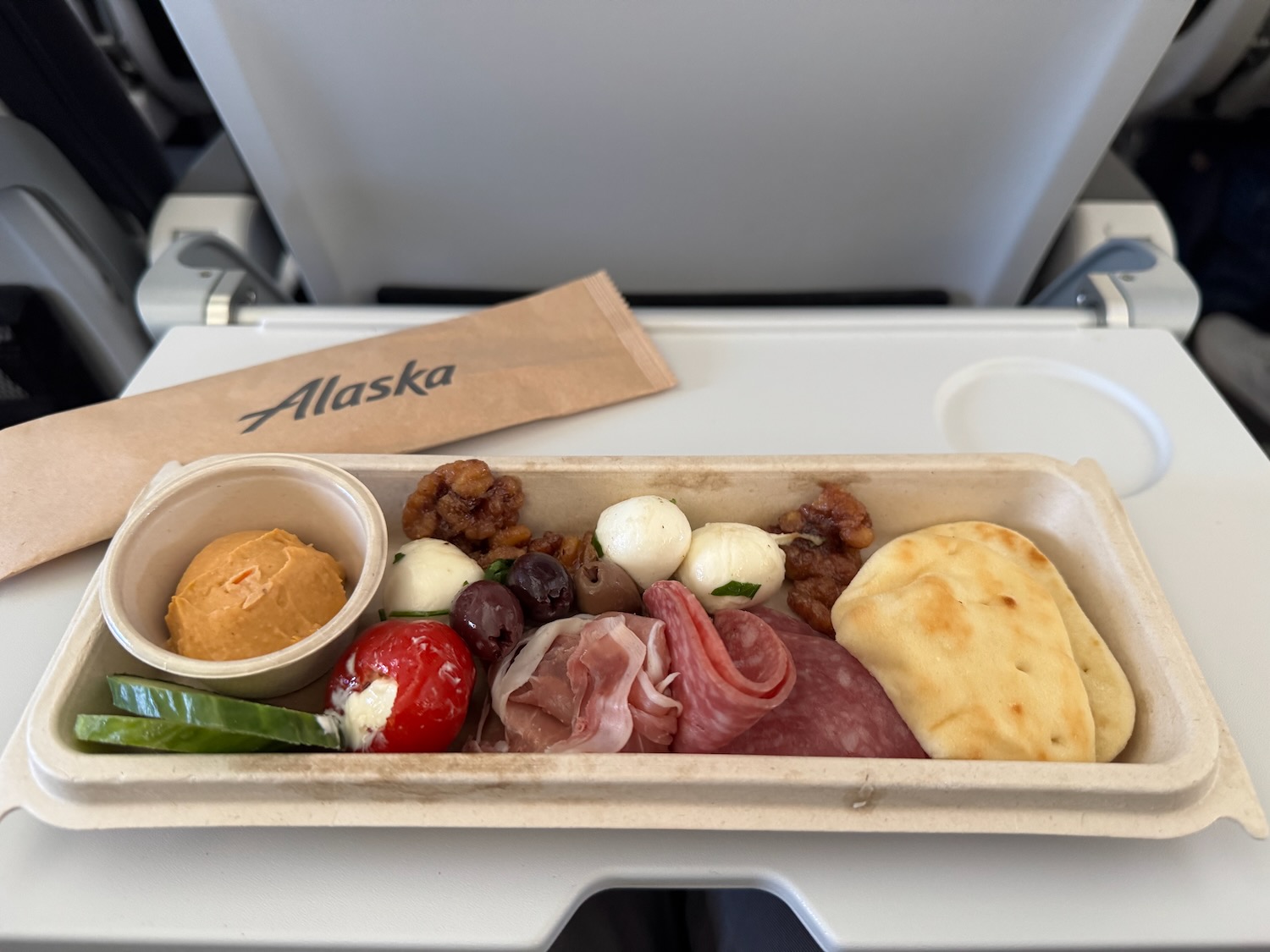 阿拉斯加航空 737-800 Premium Class 实测:为了一杯免费玛格丽塔,我放弃了全机最爽的伸腿座