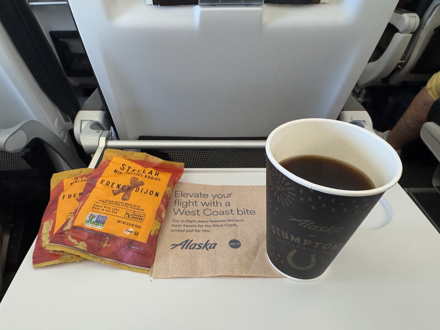 阿拉斯加航空 737-800 Premium Class 实测:为了一杯免费玛格丽塔,我放弃了全机最爽的伸腿座