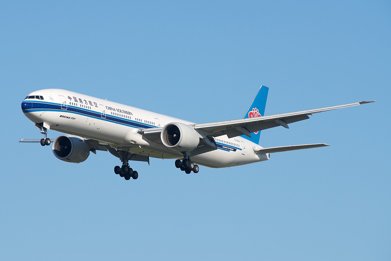 中国南方航空波音 777-300ER B-2029 进场着陆