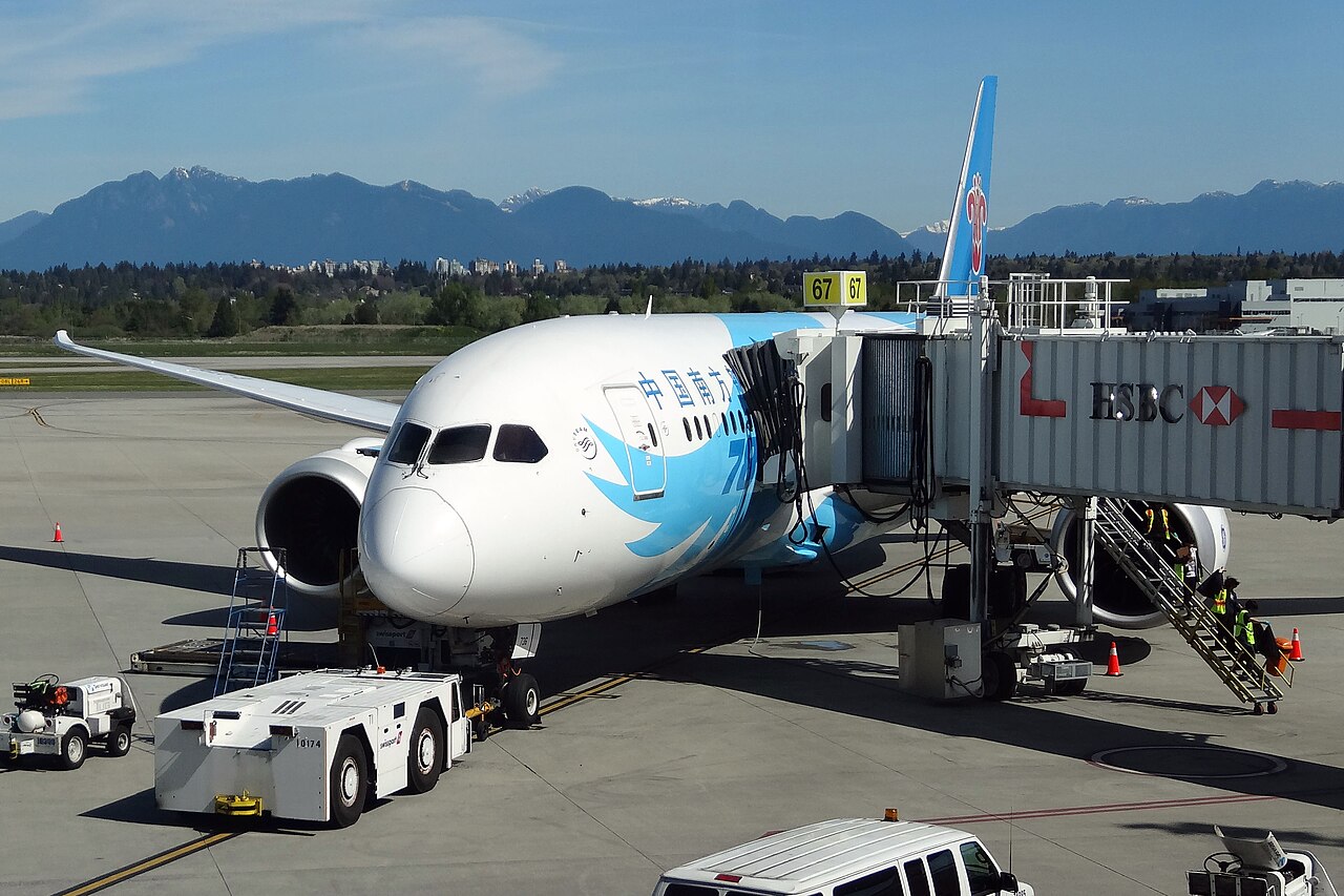 中国南方航空波音 787-8 B-2736 停靠温哥华国际机场