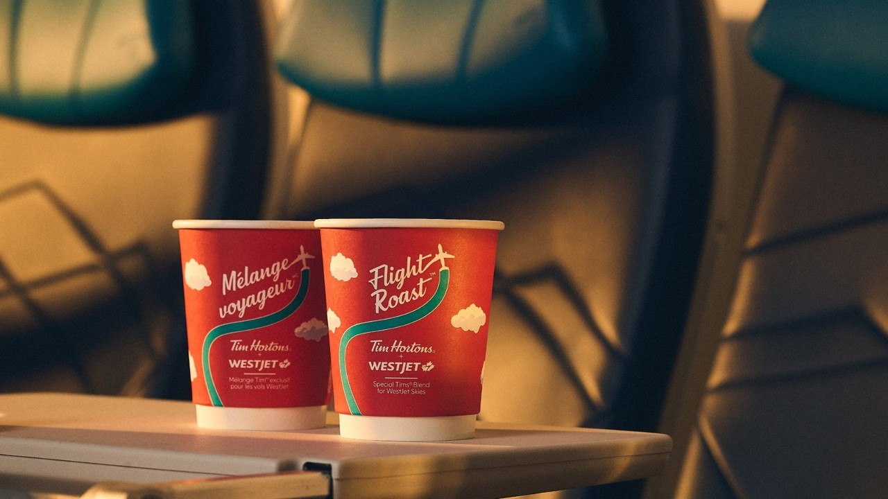 Tim Hortons 将登上 WestJet 航班，2027 年还能边喝咖啡边攒 WestJet 点数：一文看懂