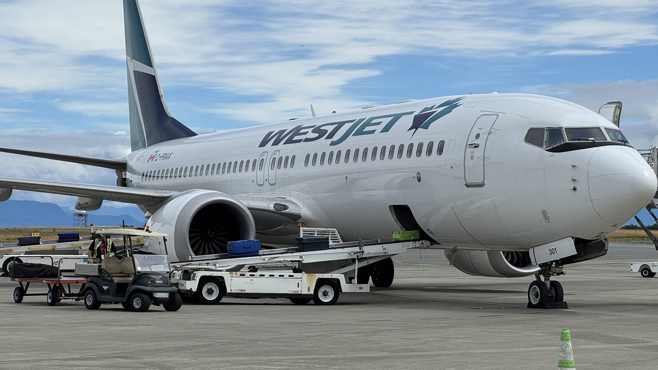 Tim Hortons 将登上 WestJet 航班，2027 年还能边喝咖啡边攒 WestJet 点数：一文看懂
