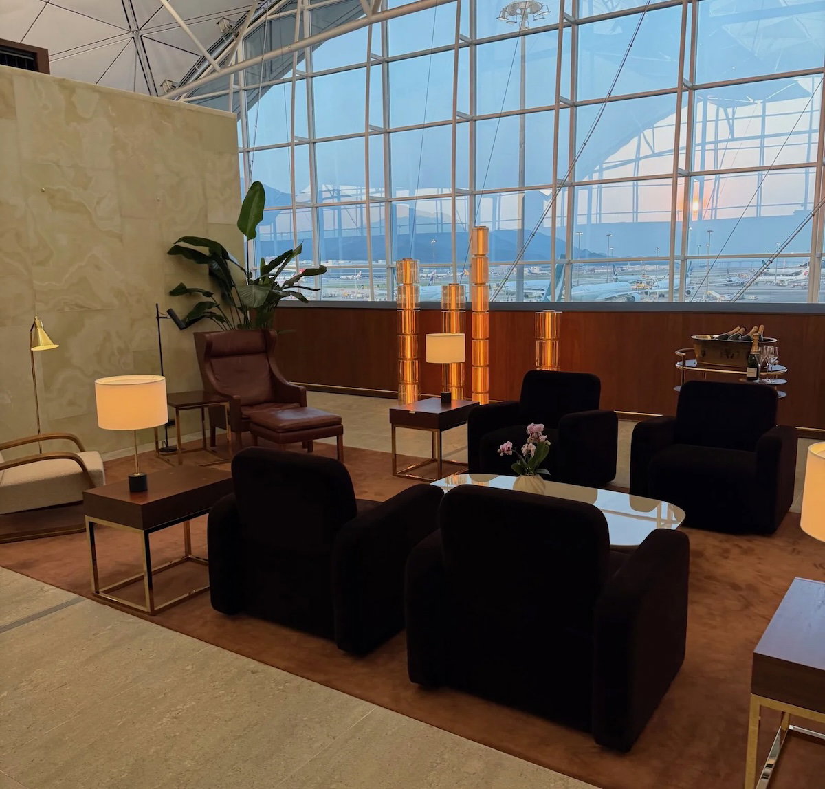 清晨六点包场国泰寰宇堂头等贵宾室:担担面早餐、Betsy 啤酒,和一间不能拍照的神秘空间