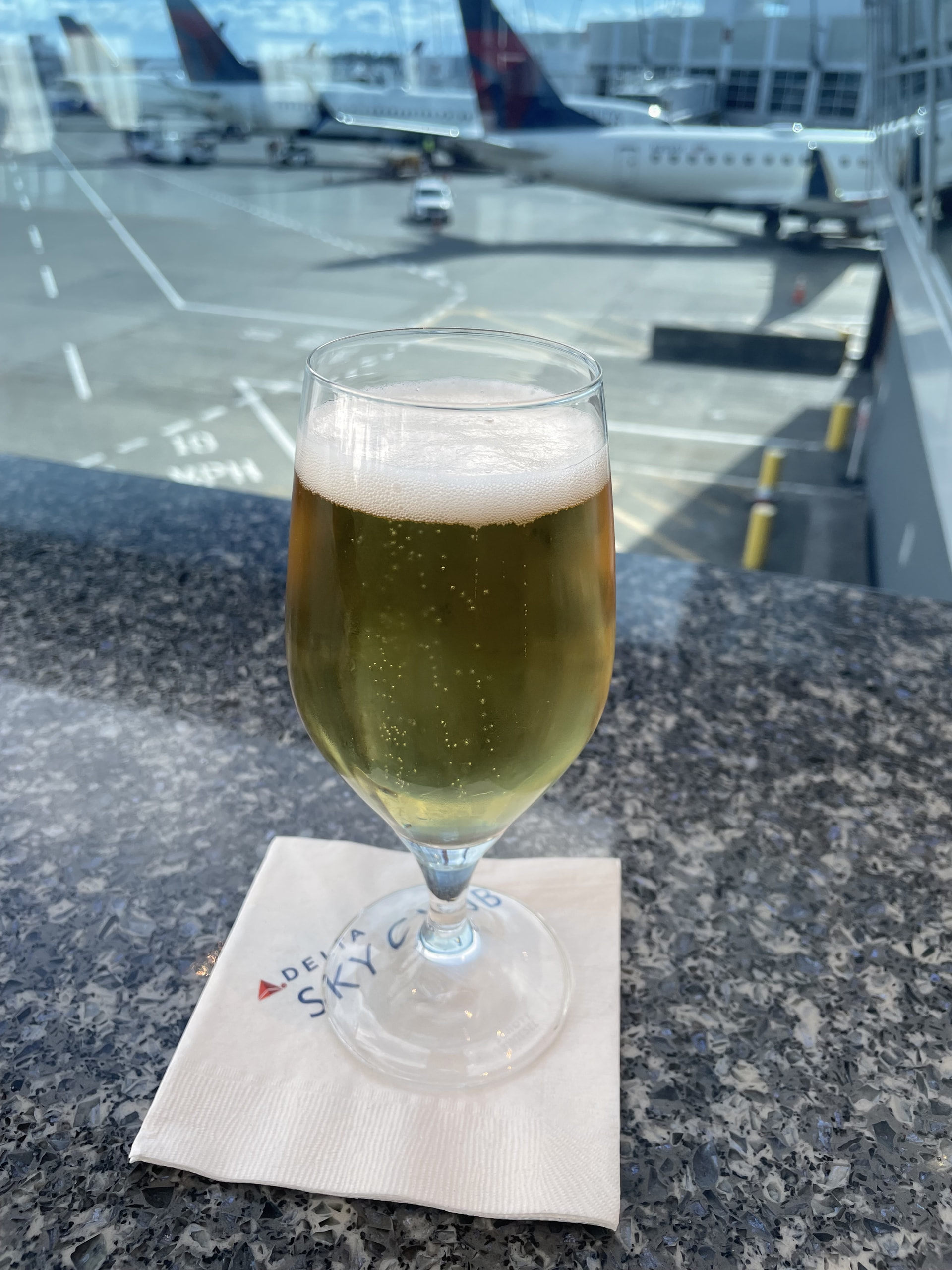 靠窗来一杯啤酒,窗外就是 Delta 的飞机