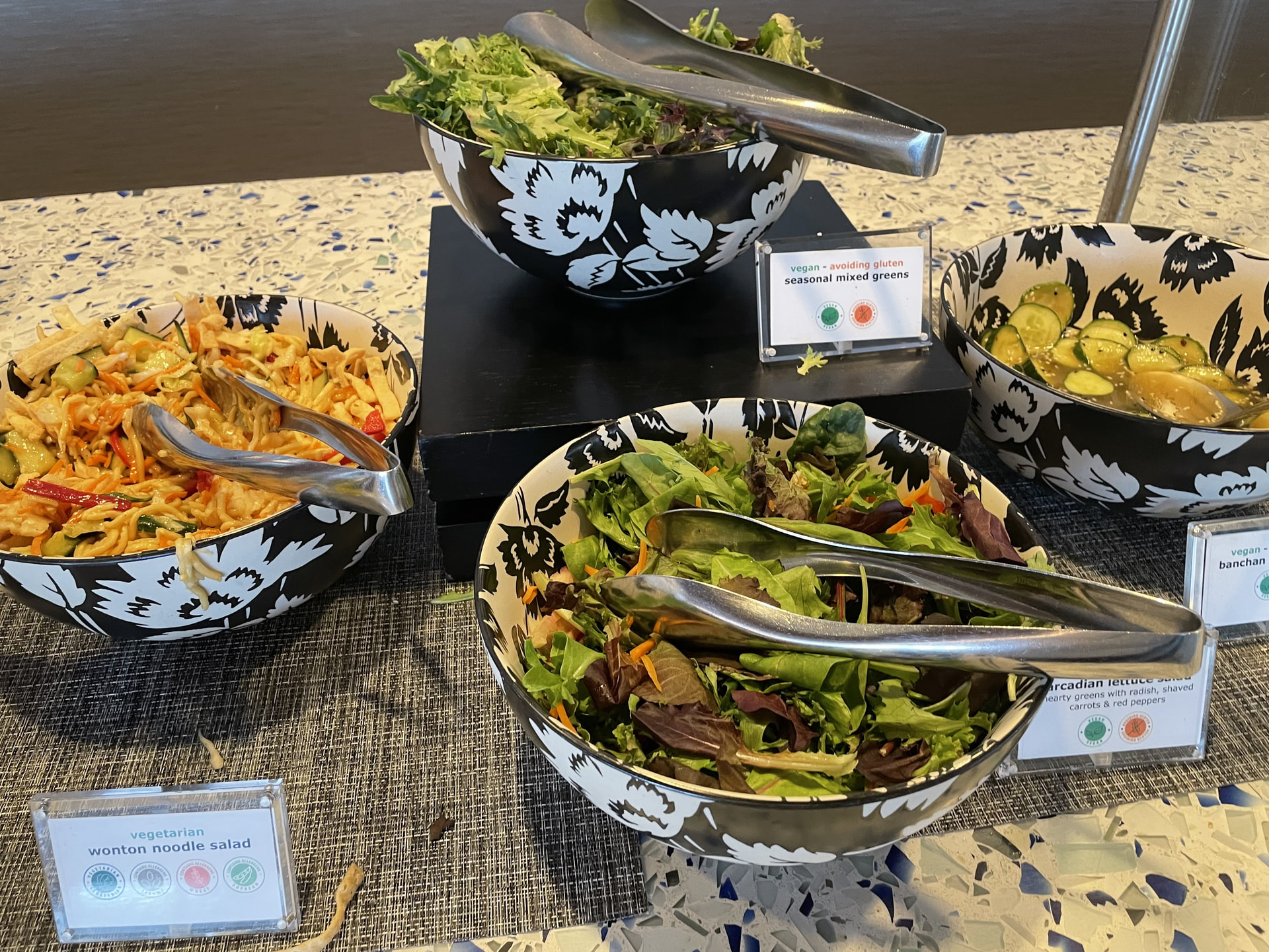 沙拉台:素食馄饨面沙拉与混合生菜沙拉