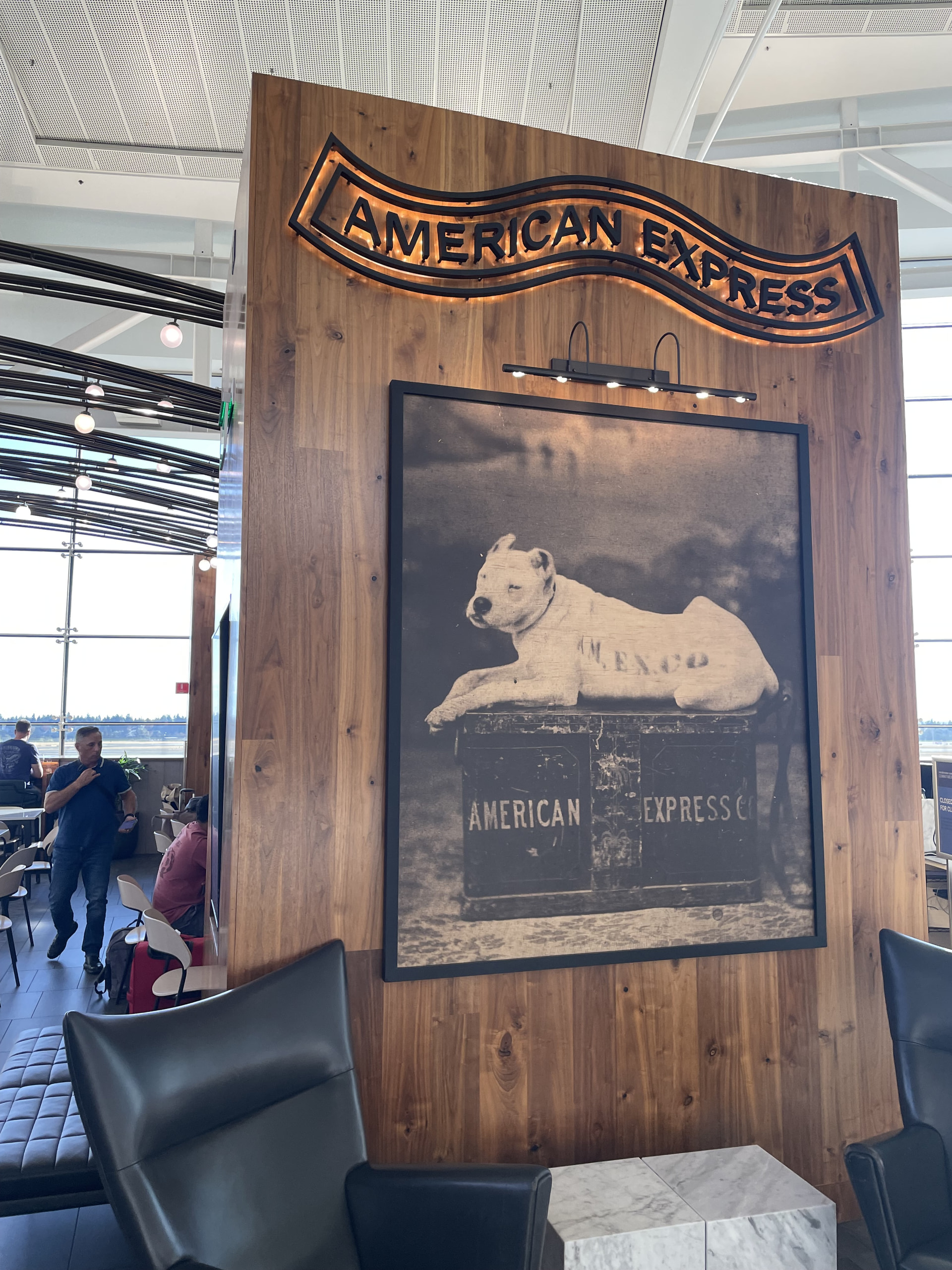 入口处的 American Express 木质墙板与画作