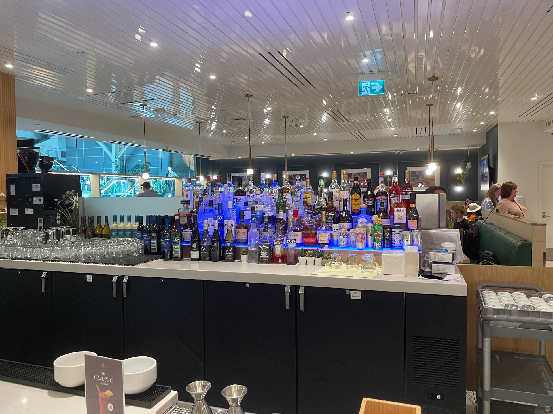 美国出发区 Plaza Premium Lounge 吧台
