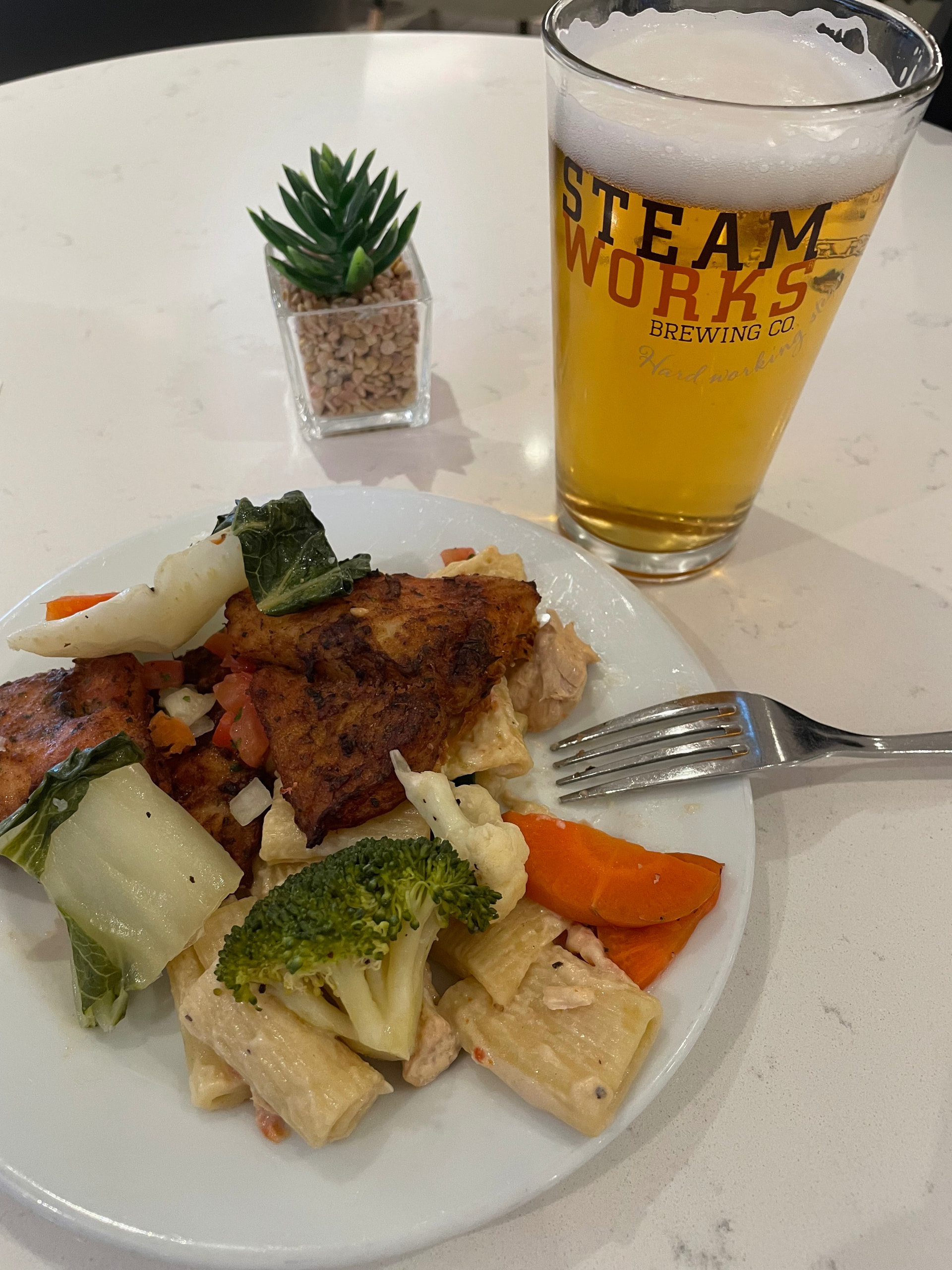烤鱼、时蔬配 Steamworks 啤酒