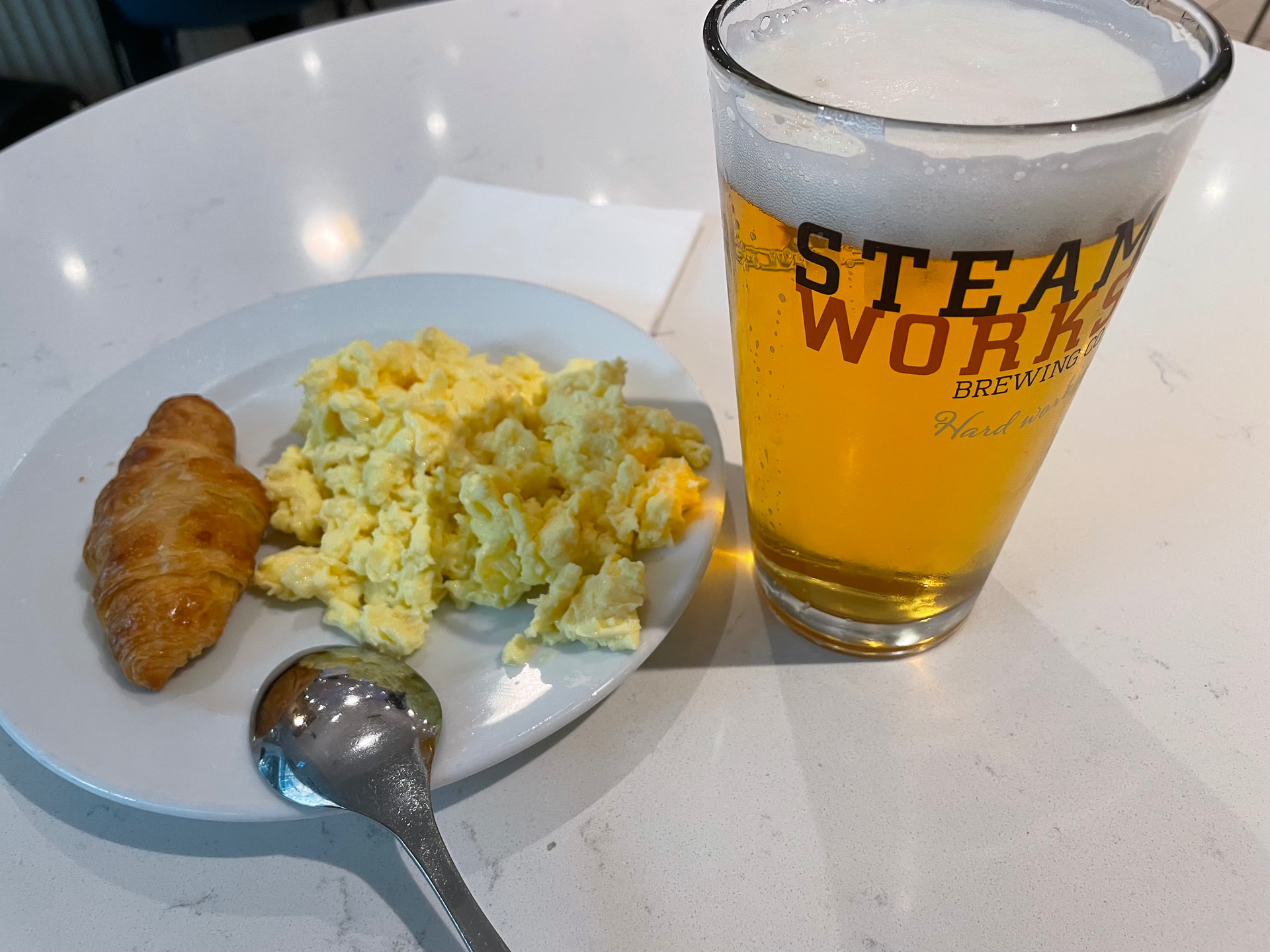 早上时段：炒蛋、牛角包，配一杯啤酒